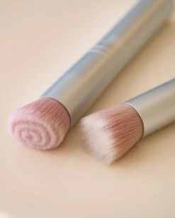 RMS Beauty Skin2Skin Blush Brush -Cosmétique Boutique PinceauxRMS2 FP Post